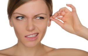 Можно ли чистить уши ватными палочками или нет?